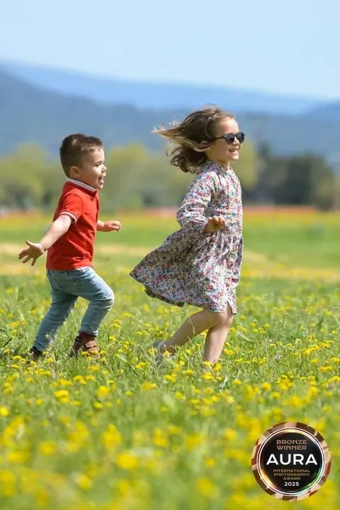 enfants courant dans un champs